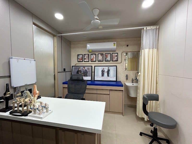 Dr Santosh Hingu - Trauma and MICAS Joint Replacement Surgeon - Orthopedic Surgeon in Surat