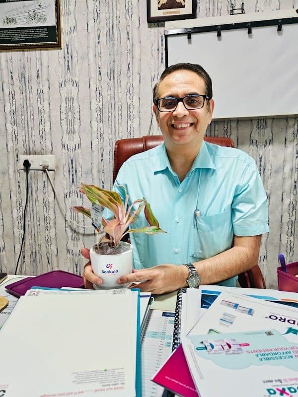𝗗𝗿. 𝗔𝗹𝗼𝗸 𝗔𝗵𝘂𝗷𝗮 𝗗𝗿. 𝗔𝗹𝗼𝗸 𝗔𝗵𝘂𝗷𝗮 - Oncologist in Chandigarh